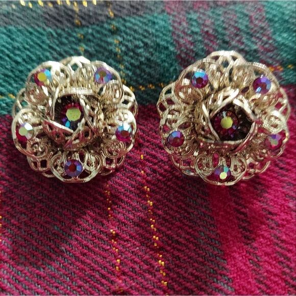 Sarah Coventry Clip On Earrings Aurora Filligree 3 Demensional Flowers - Picture 1 of 10